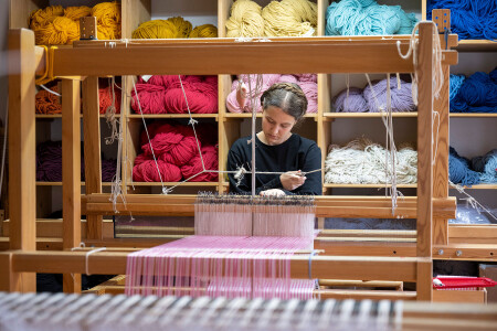  L'usine de tissage manuel Tessanda a été fondée il y a plus de 90 ans. Aujourd'hui, c'est la plus grande des trois usines de tissage manuel qui subsistent en Suisse. 