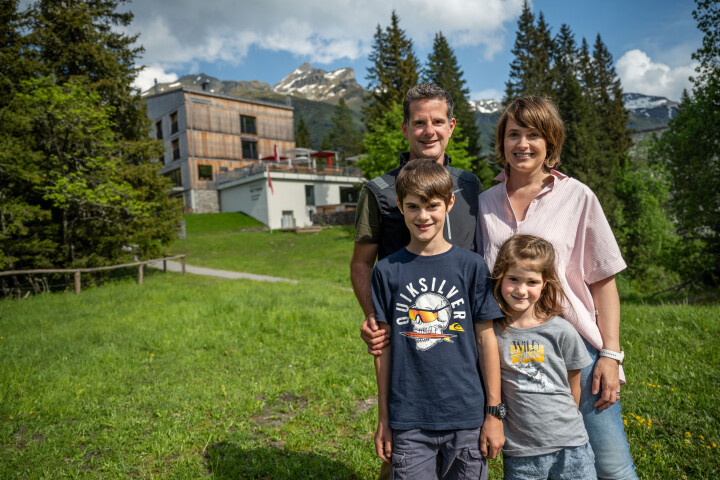 Gastgeber mit Herz und Familie: Romano und Sara Frei-Elmer mit ihren Kindern Nik und Nora vor dem Berghotel Mettmen.
