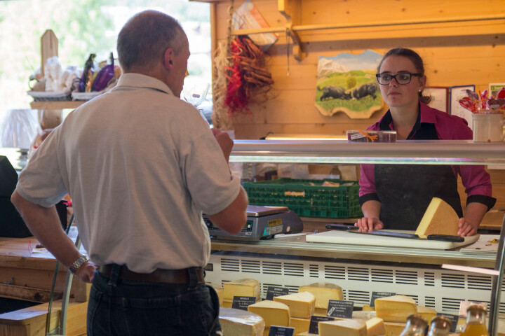 Eine Angestellte bedient einen Kunden im Laden La Cavagne in Troistorrents.