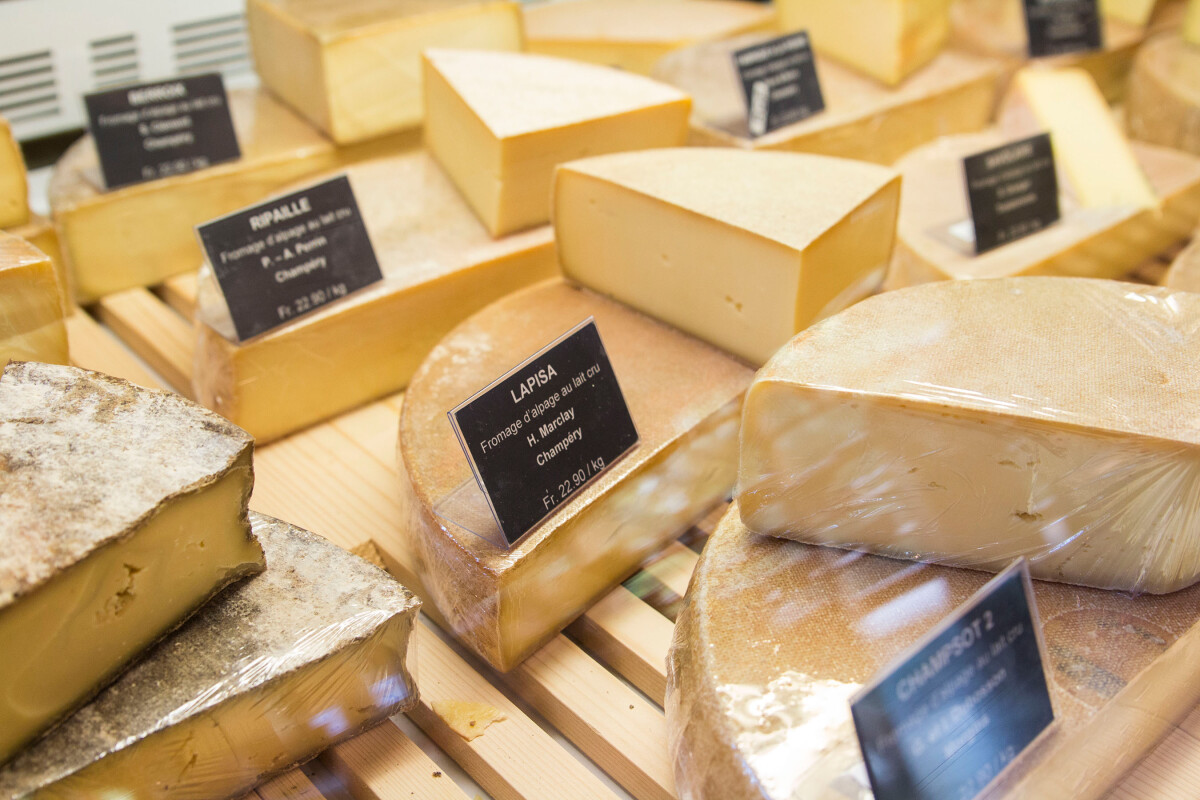 Käse in der Käsetheke des Ladens La Cavagne in Troistorrents