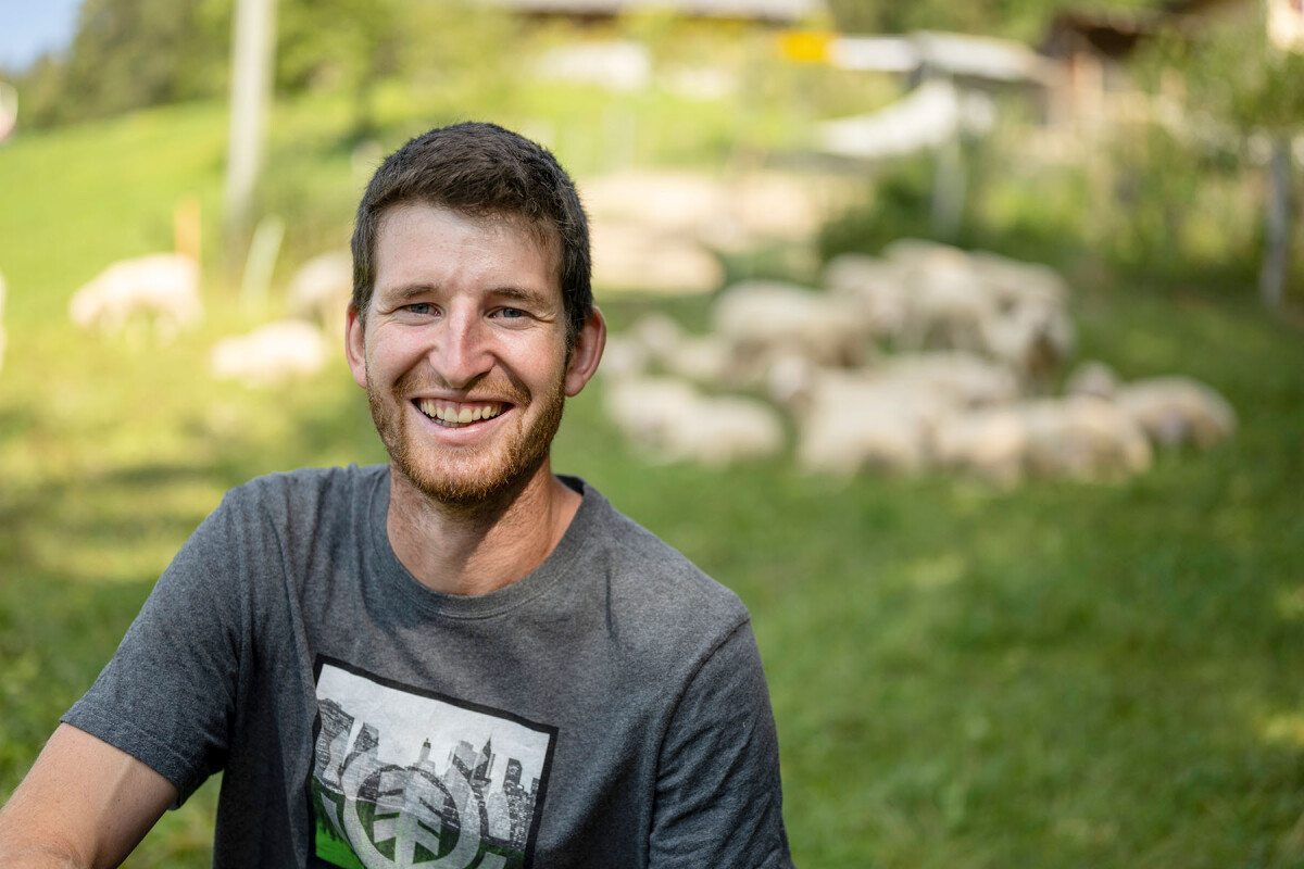 Thomas Eggen führt einen Bergbauernbetrieb in Zweisimmen. Aus der Milch seiner 60 Schafe stellt er Joghurt und Feta her, die er im Bioladen in Zweisimmen verkauft.