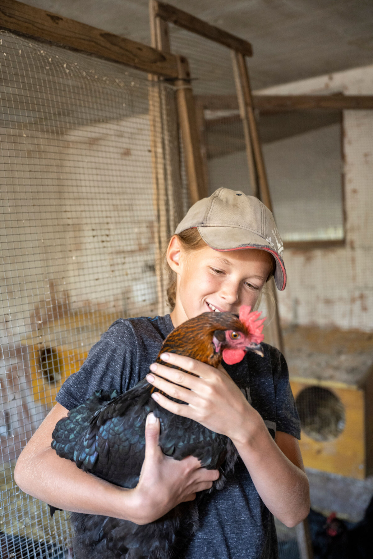 Dank Homeschooling muss Laurent nie zu weit weg von seinen geliebten Hühnern und kann bereits viel Verantwortung übernehmen.