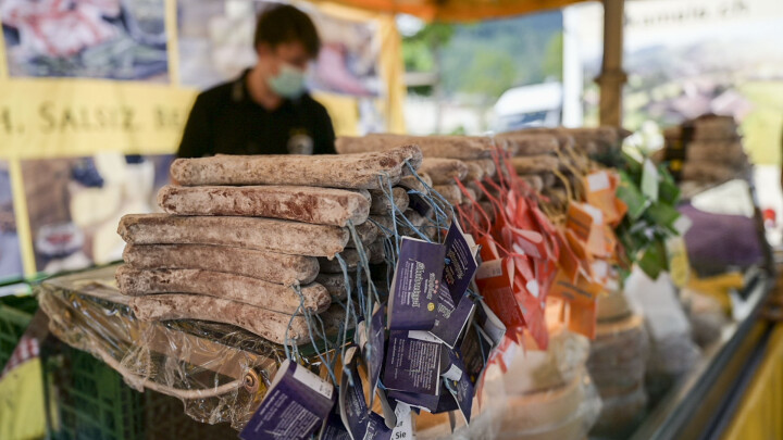 Alphüsli verkauft Spezialitäten aus dem Graubünden wie die Regenbogenwürste an Märkten in der ganzen Schweiz.