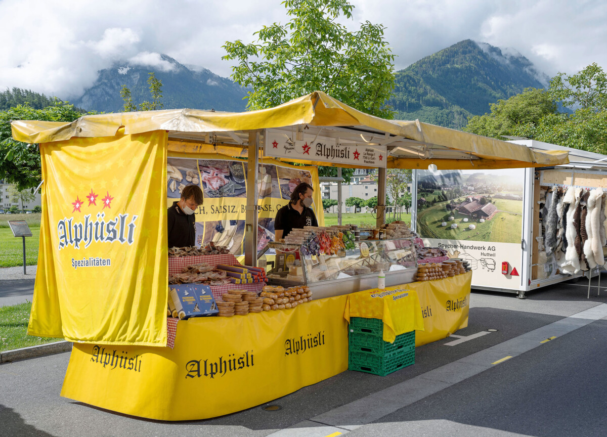 Die knallgelben Alphüsli-Maktstände sind an vielen Wochenmärkten präsent, wie hier in Interlaken.