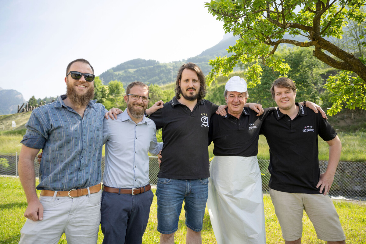 Geschäftsführer Bendicht Veraguth (Mitte) und sein Alphüsli-Team treffen sich regelmässig am Hauptstandort in Poschiavo, wo auch die hauseigene Bäckerei steht.
