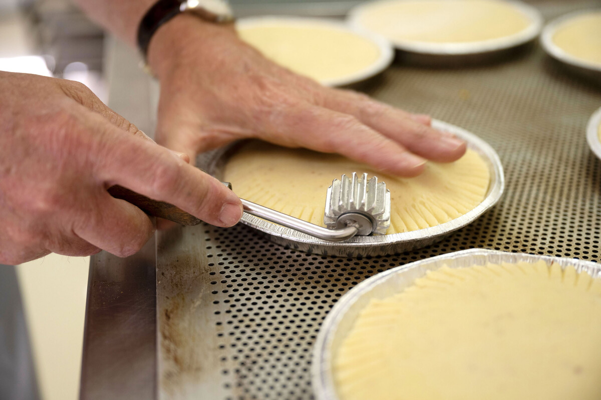 In der von Silvano Cortesi-Crameri geführten Bäckerei in Poschiavo entstehen alle Alphüsli-Süssbackwaren, wie die beliebten Bündner Nusstorten.