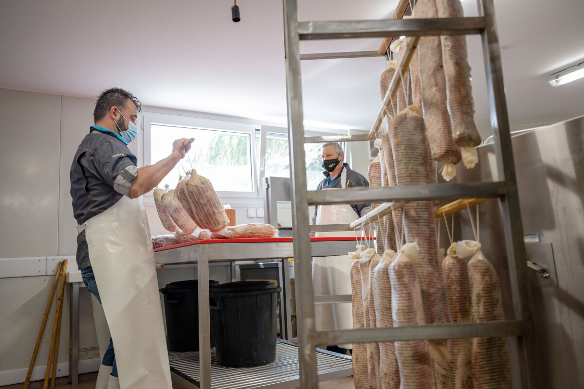 Die Puschlaver Metzgerei Macelleria Scalino ist einer der 20 Partnerbetriebe. Sie kann die Zwischensaison mit der Produktion von Coppa fürs Alphüsli füllen.