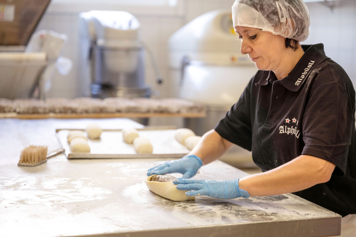 In der Bäckerei produziert das Alphüsli-Team neben traditionellen Bündner Spezialitäten wie Birnbrot auch neue Kreationen.
