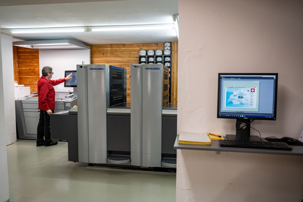 Dank ständiger Investitionen in modernste Druckverfahren kann «Dazzi SA» mit den grossen Druckereien mithalten.