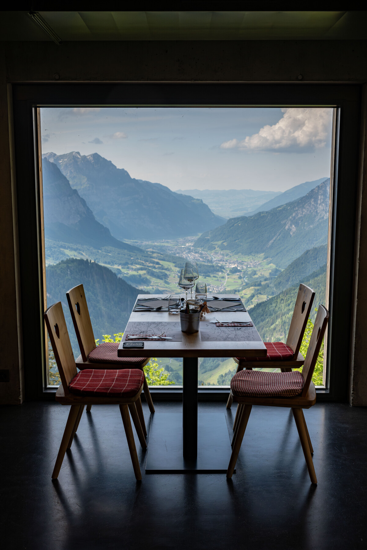 Naturkino gibt es gratis zu jedem Essen: Die Aussicht hinunter reicht bis zum Zürichsee.