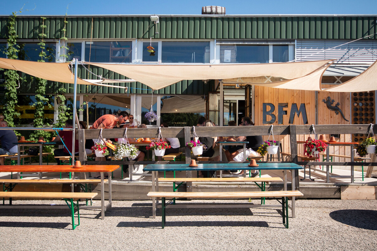 Die Brasserie ist zudem ein beliebter Treffpunkt und Kulturzentrum der Region. Die Sonnenterrasse, die an das ehemalige Brauereigebäude angebaut wurde, ist in der warmen Jahreszeit immer gut besetzt.