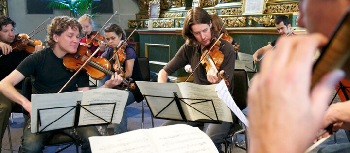 Ein Orchester beim Spiel am Musikfestival in Ernen.