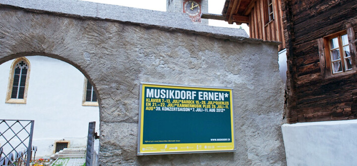 Ein Plakat des Musikdorfs Ernen.