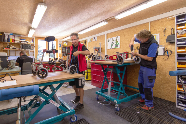 Das orthopädische Hilfsmittel wird in der Werkstatt in Bellwald konstruiert und zusammengesetzt