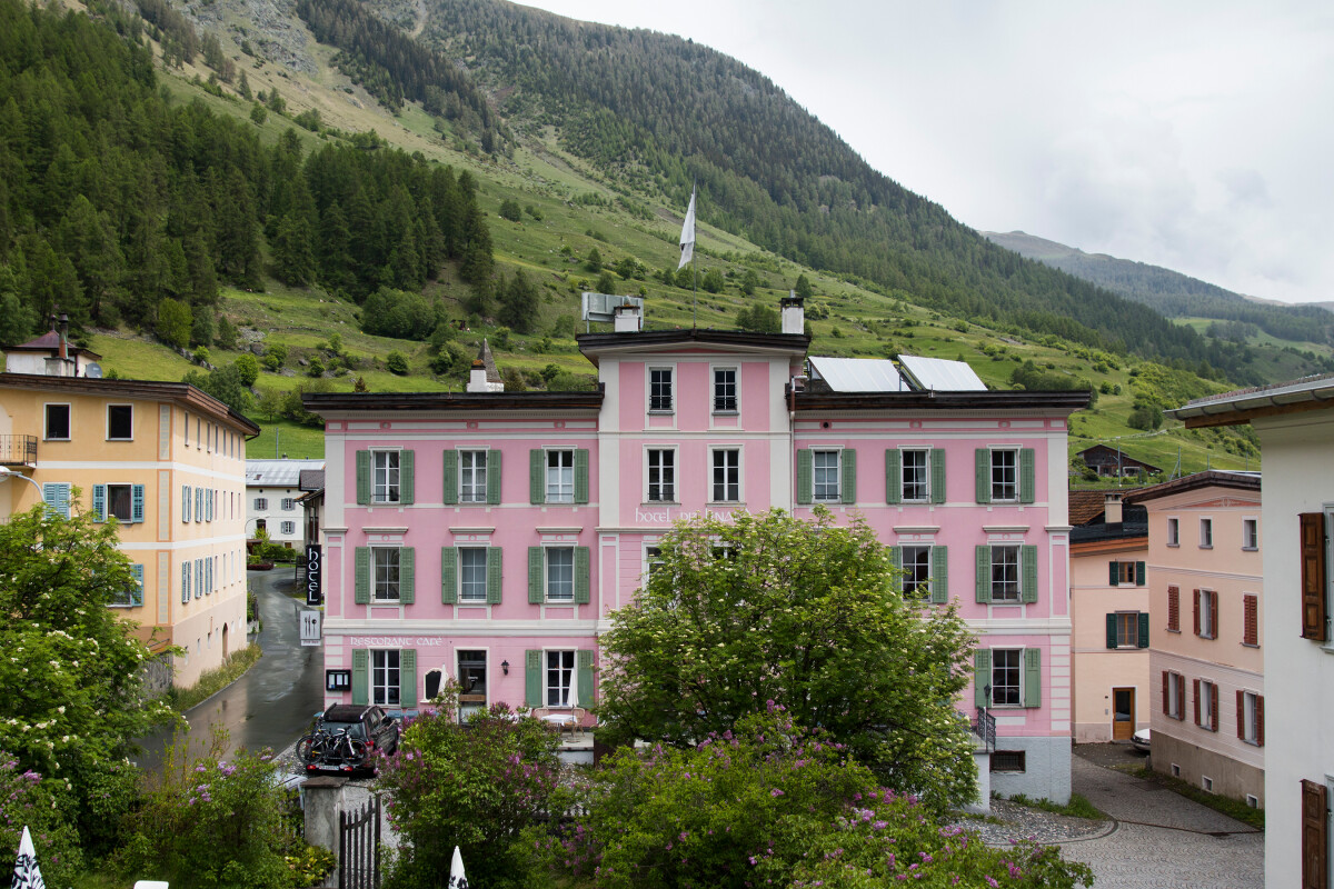 Das Hotel Piz Linard in Lavin fällt auf dank der rosaroten Fassade.