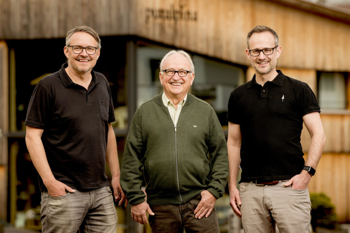 Die beiden Geschäftsführer von Puralpina, Silvan (l.) und Reto Schmid (r.), bauen ganz auf der Tradition des Vaters Andreas (m.) auf. Foto: David Schweizer
